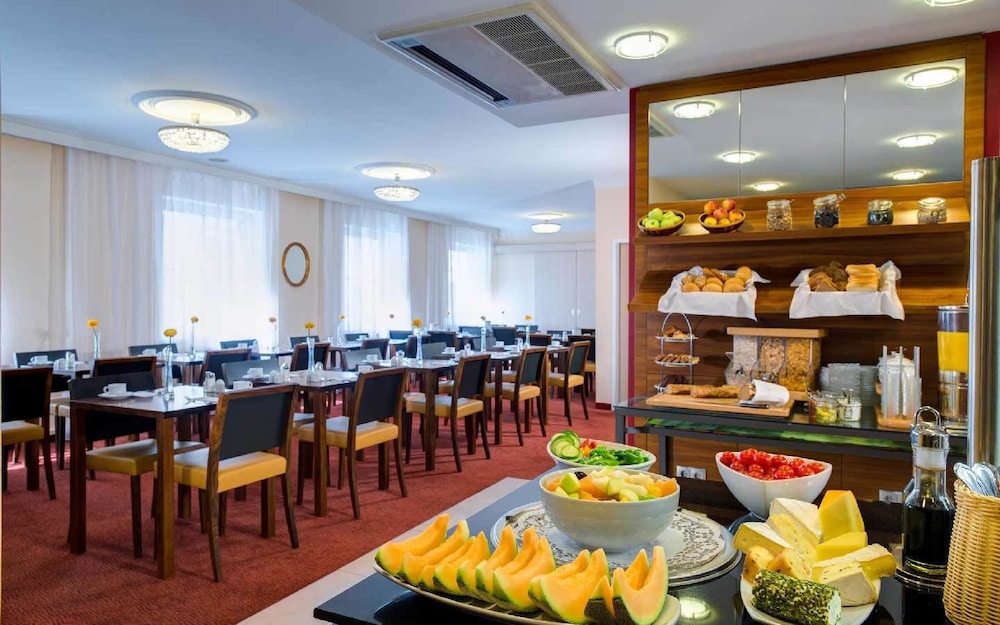 ALPHA HOTEL 25/33