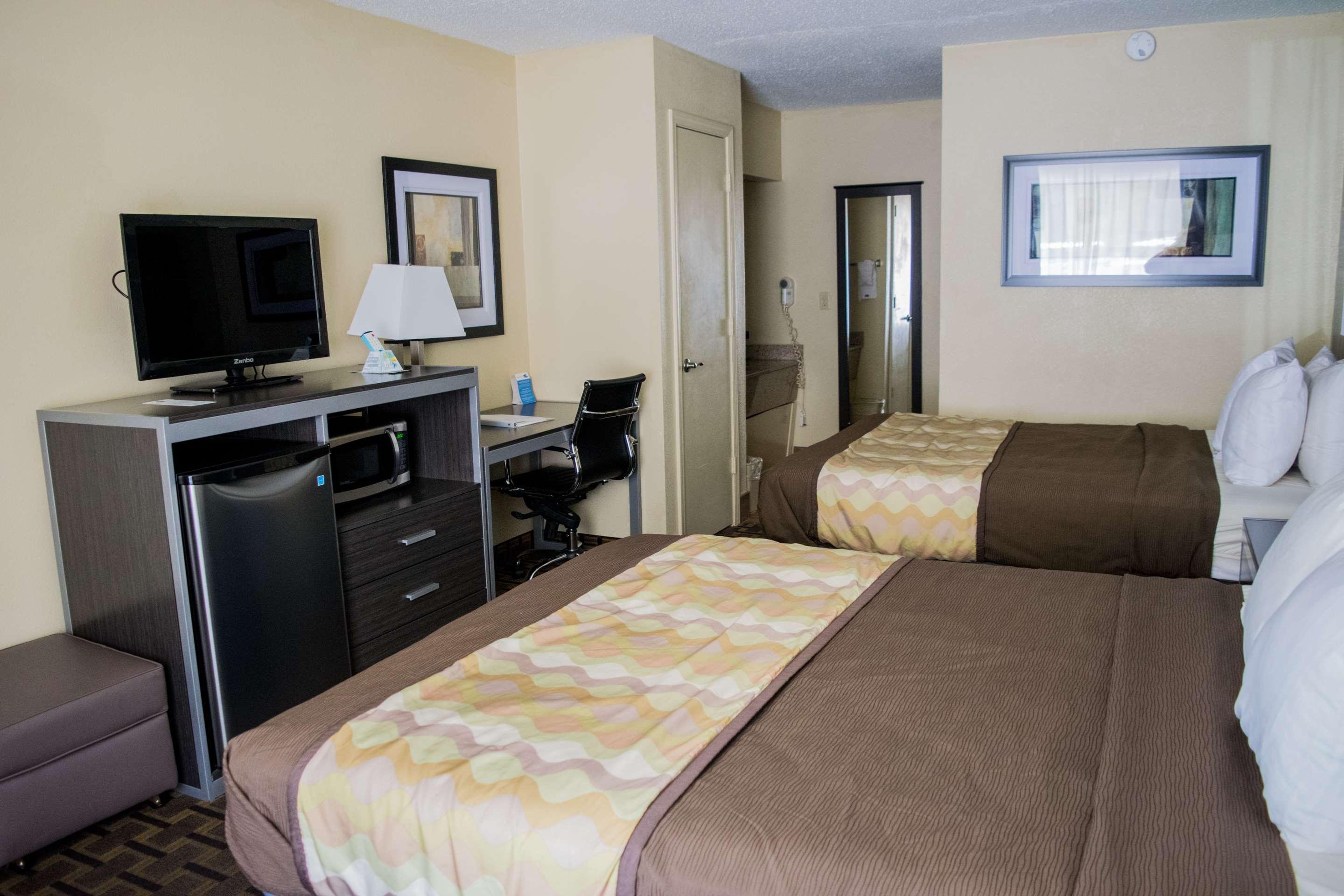 Hai, 2 Queen Beds، Best Western Coachlight 3/3