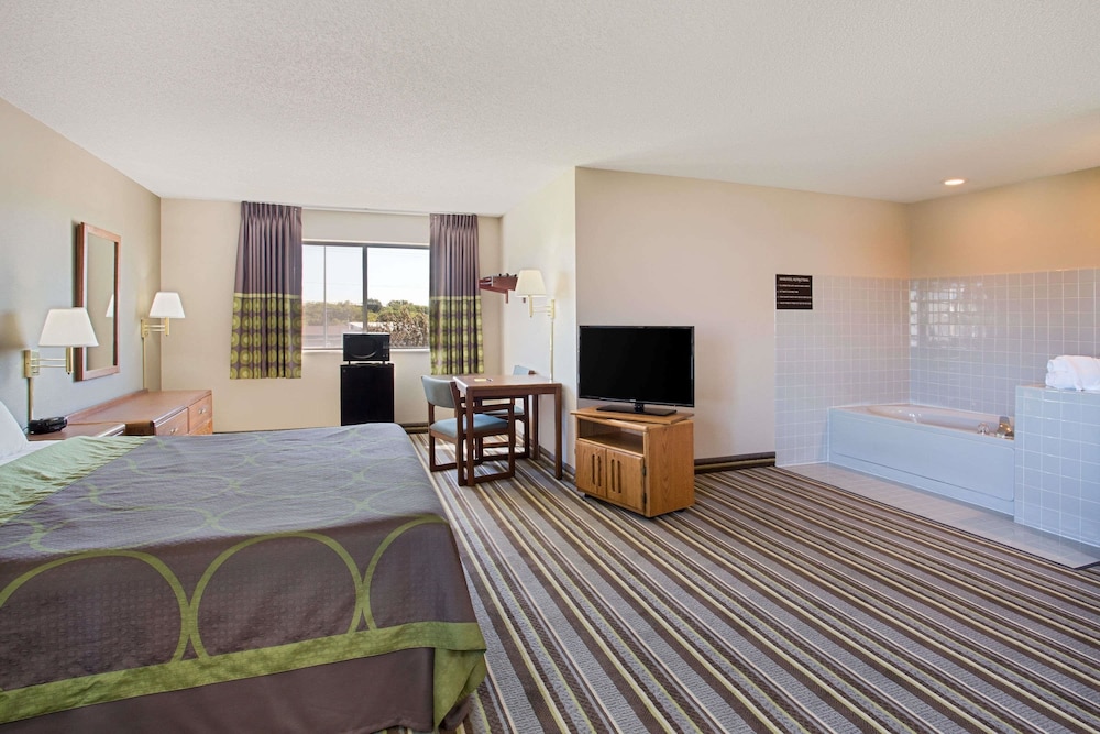Super 8 By Wyndham Charles City 11/26