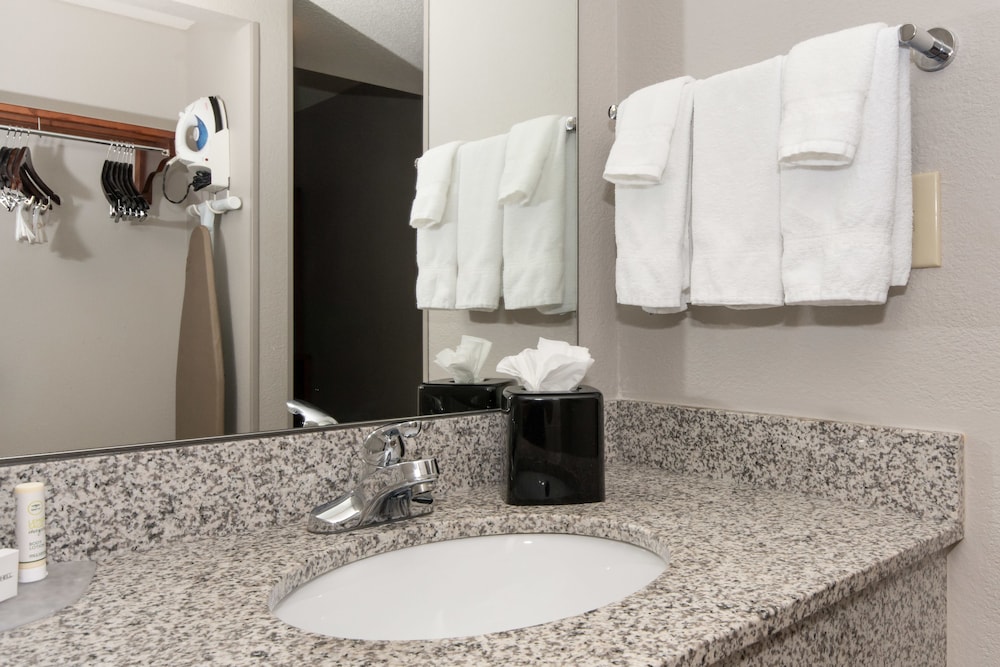 Courtyard by Marriott Charlotte Lake Norman 10/40