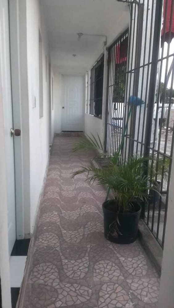 Aarony House Hotel 40/50