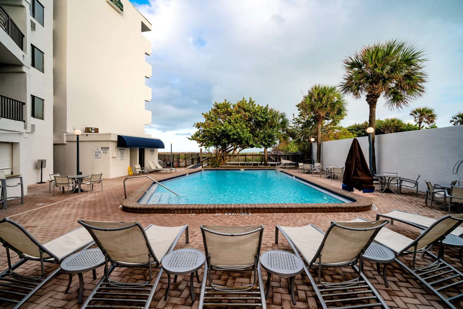 La Quinta Inn & Suites by Wyndham Cocoa Beach Oceanfront 46/54
