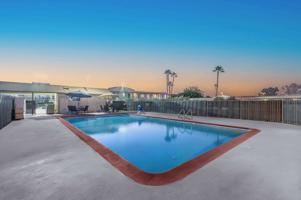 Studio6 Suites Madera, CA - Yosemite 44/51