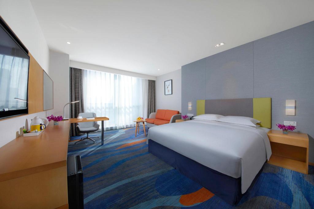 City, Superior, Queen Bed, Partial City View