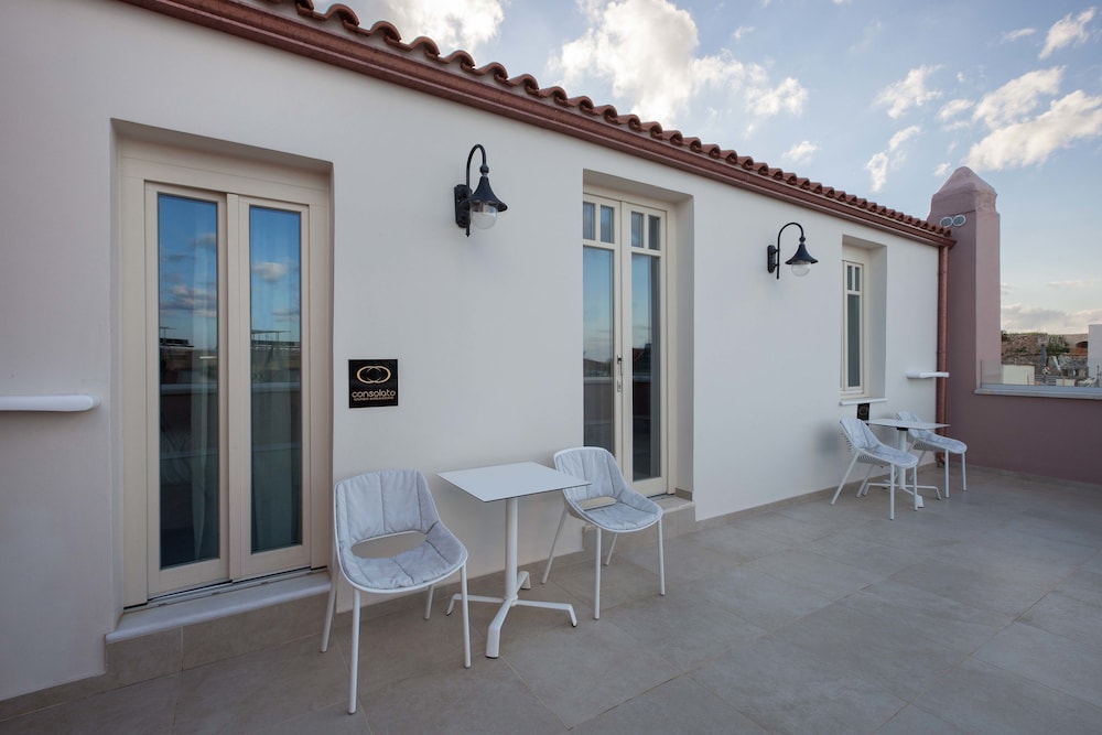 Consolato Boutique Suites 80/94