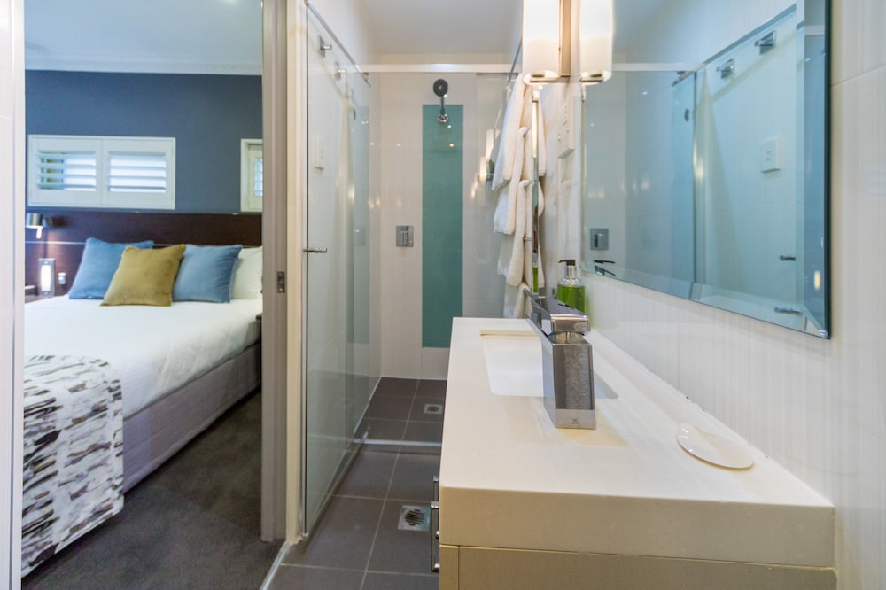 HYDE PARK INN 50/50