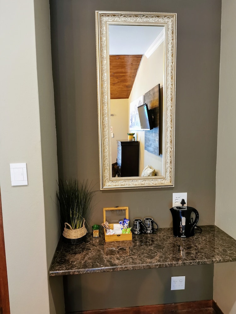 Aerotropolis Guest Lodge 48/50
