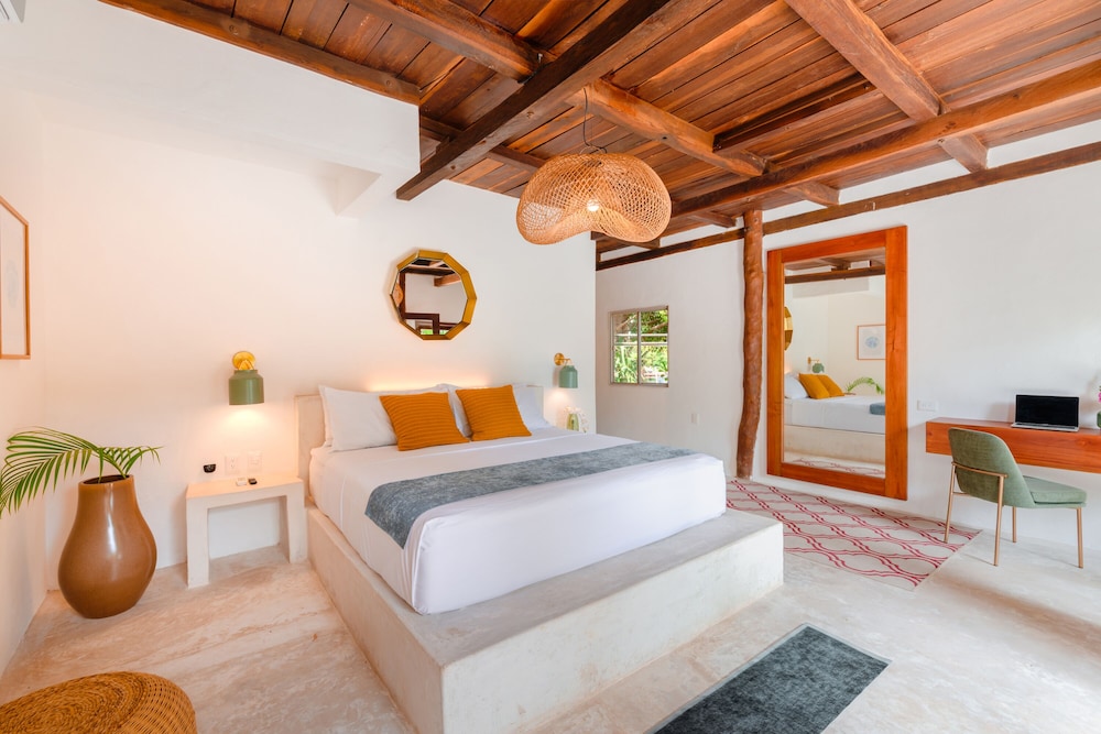Deluxe, King Bed, Lagoon View, Balcony