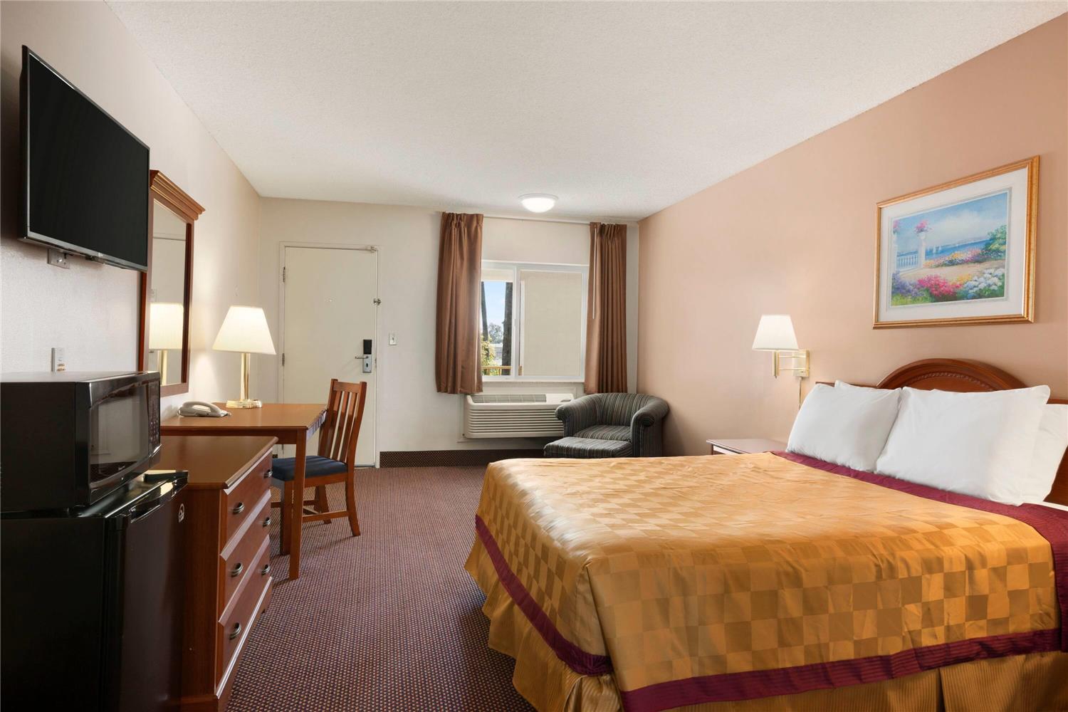 Travelodge By Wyndham Bakersfield 10/28