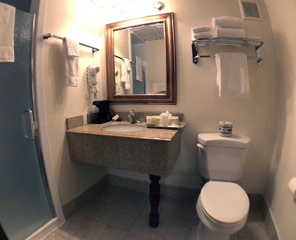Bumbleberry Inn 65/67