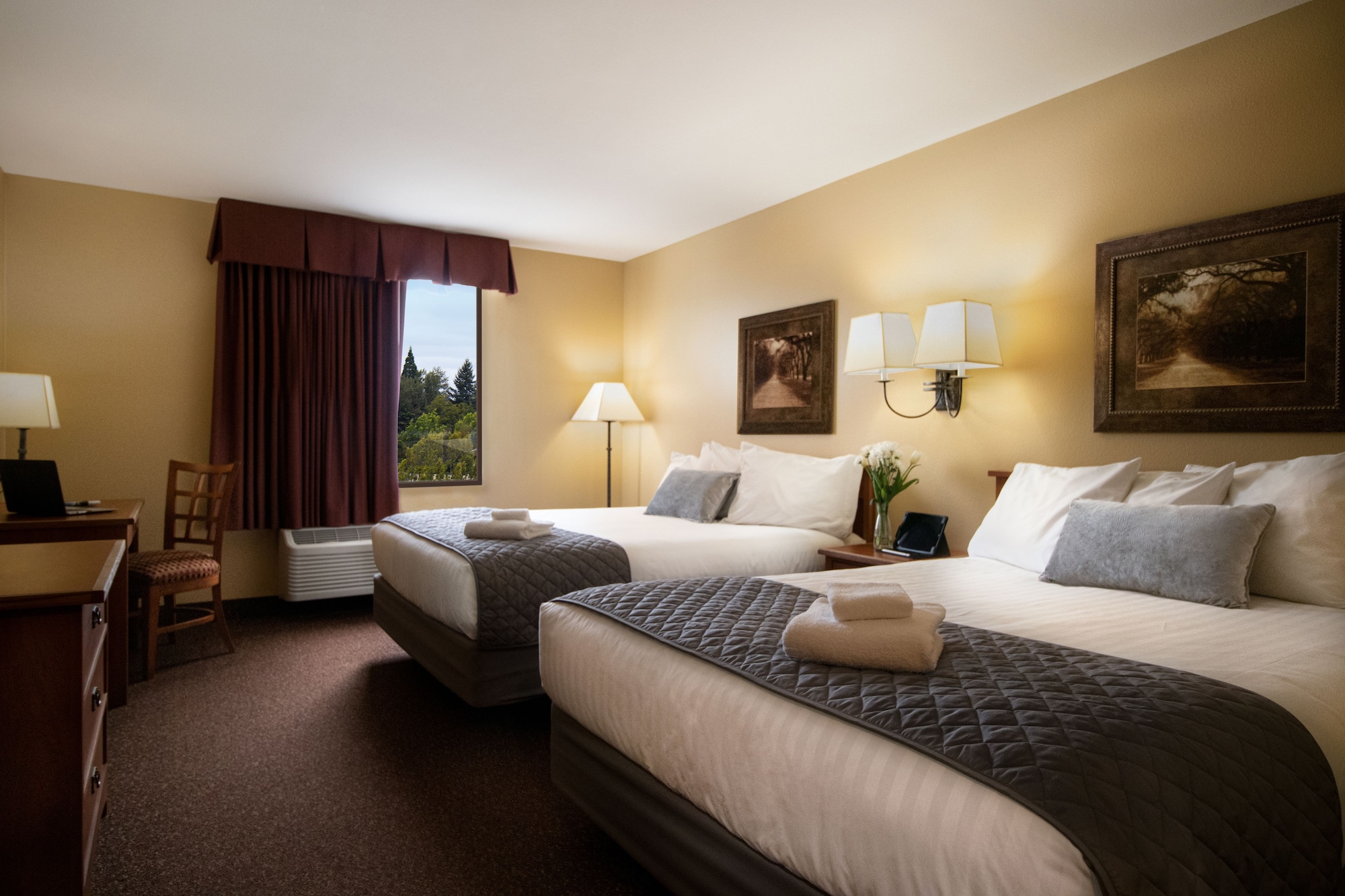 STANDARD, 2 QUEEN BEDS