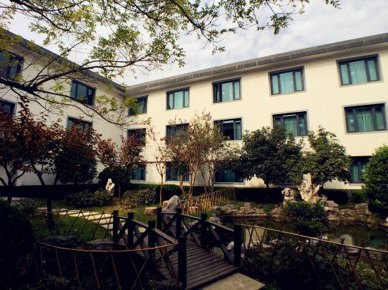 Lianhua Hotel 26/27