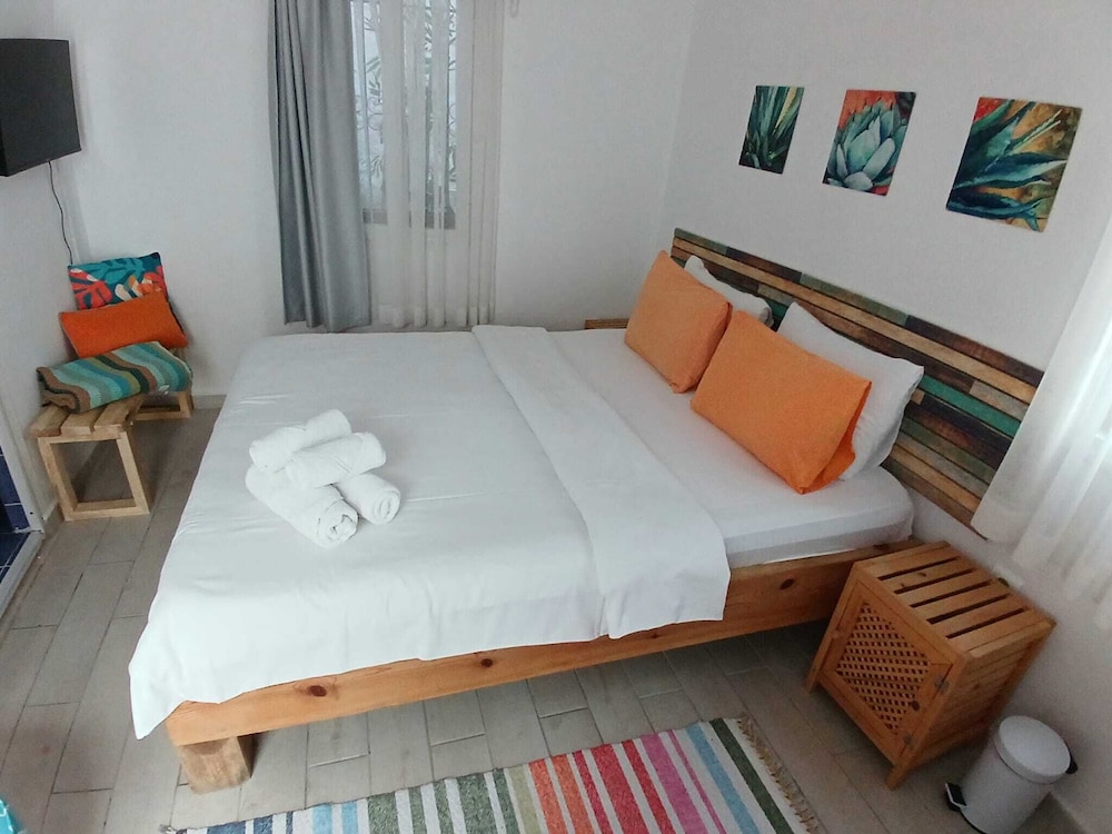 DELUXE, QUEEN BED, GARDEN VIEW