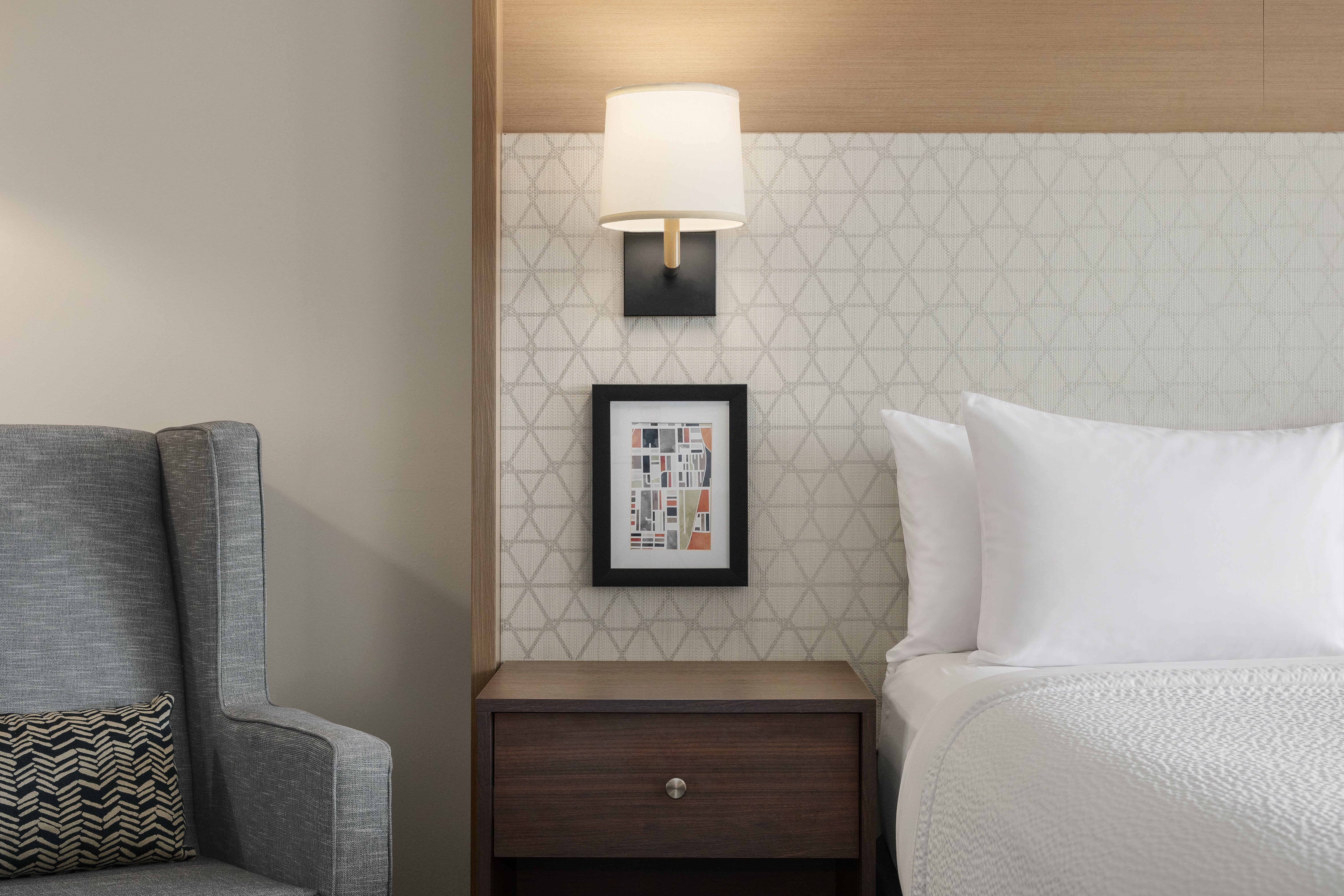 Elk Lake Inn Suites Victoria 33/81