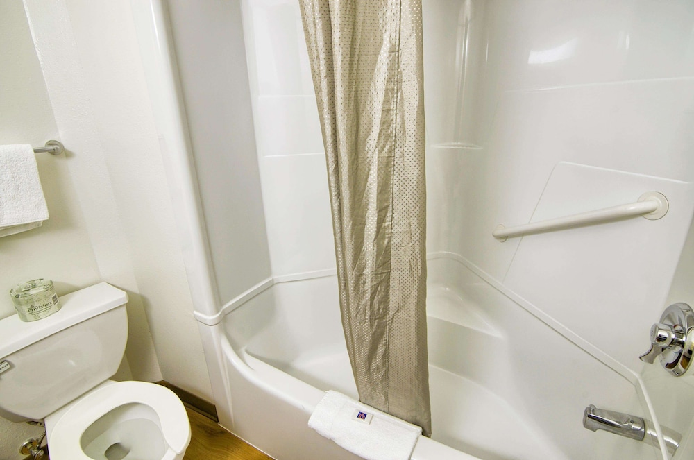Standard, 2 Double Beds, Motel6 Portsmouth, NH 5/8