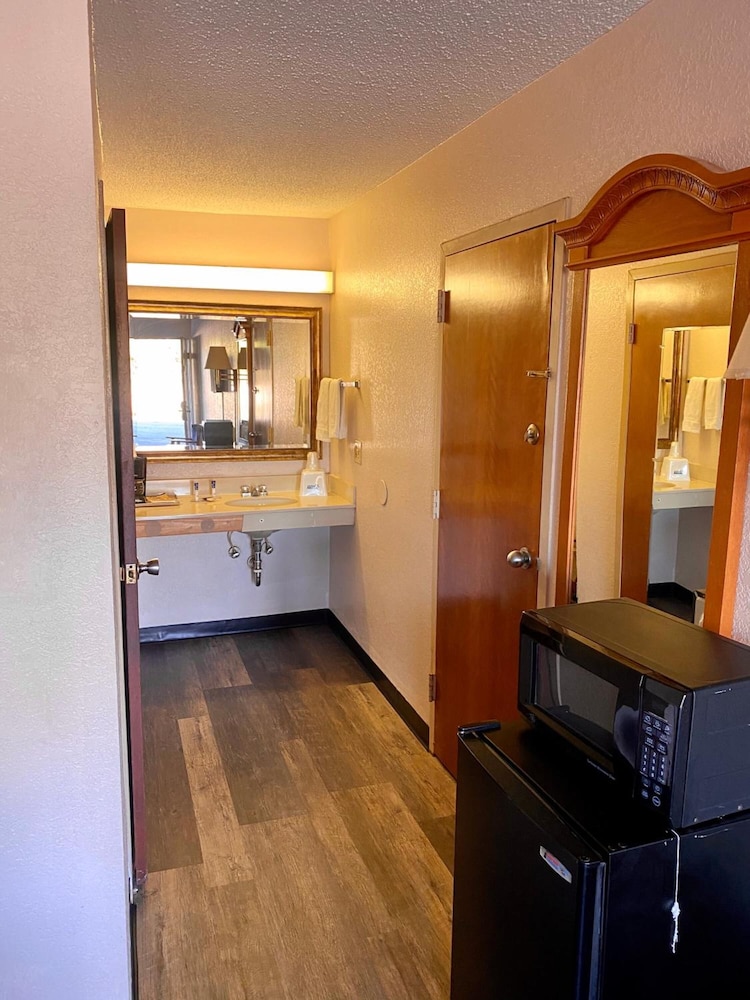 Motel6 Marianna, FL 7/60