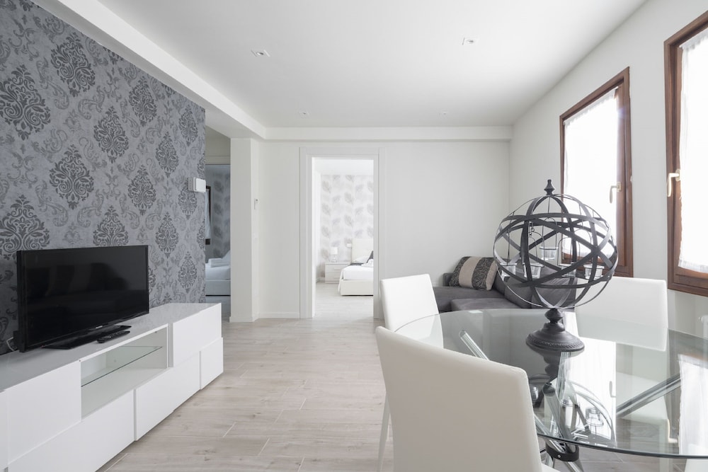 Apartments in San Marco with Canal View 18/37