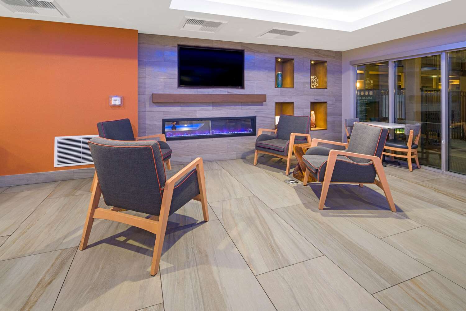 La Quinta Inn & Suites by Wyndham Orange County Airport 40/55