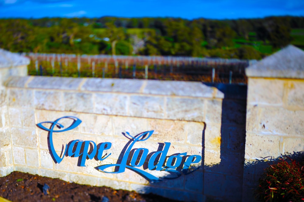 CAPE LODGE 18/50
