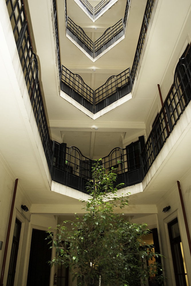 MILHOUSE HOSTEL AVENUE 1/65