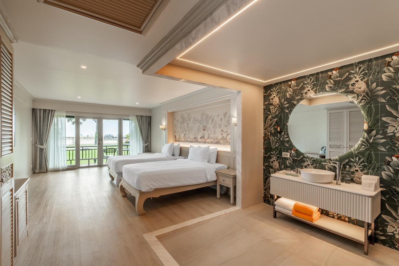 Grand, King Bed, Ocean Front