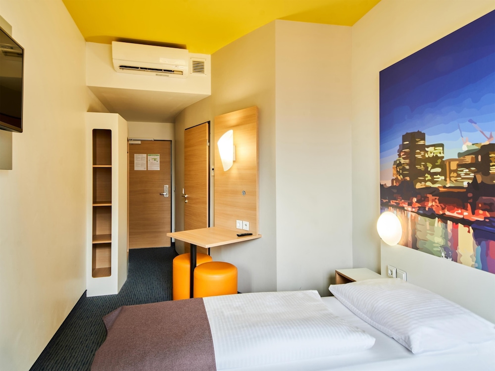 ROOM, TWIN BEDS