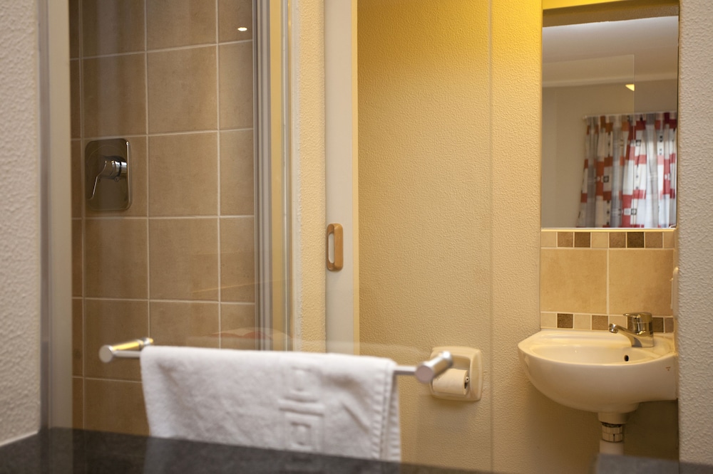 Room, Twin Beds, Road Lodge Carnival City 9/10