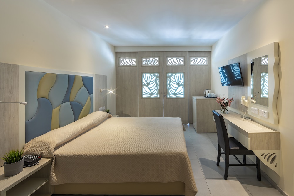 TOFINIS HOTEL 38/54