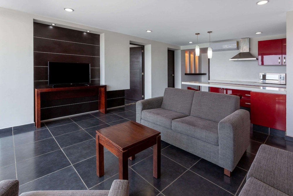 Ramada by Wyndham Acapulco Hotel and Suites 42/61