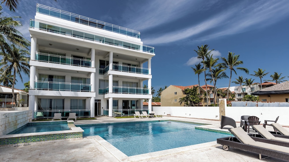 WATERMARK LUXURY OCEANFRONT ALL SUITE HOTEL 9/56