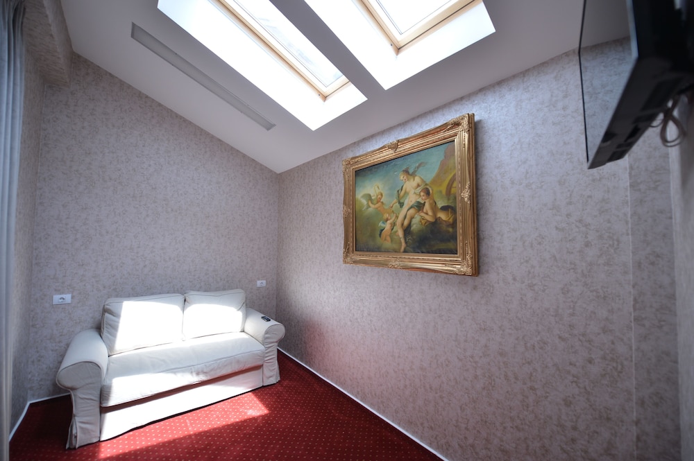 Noblesse Boutique Hotel 35/57