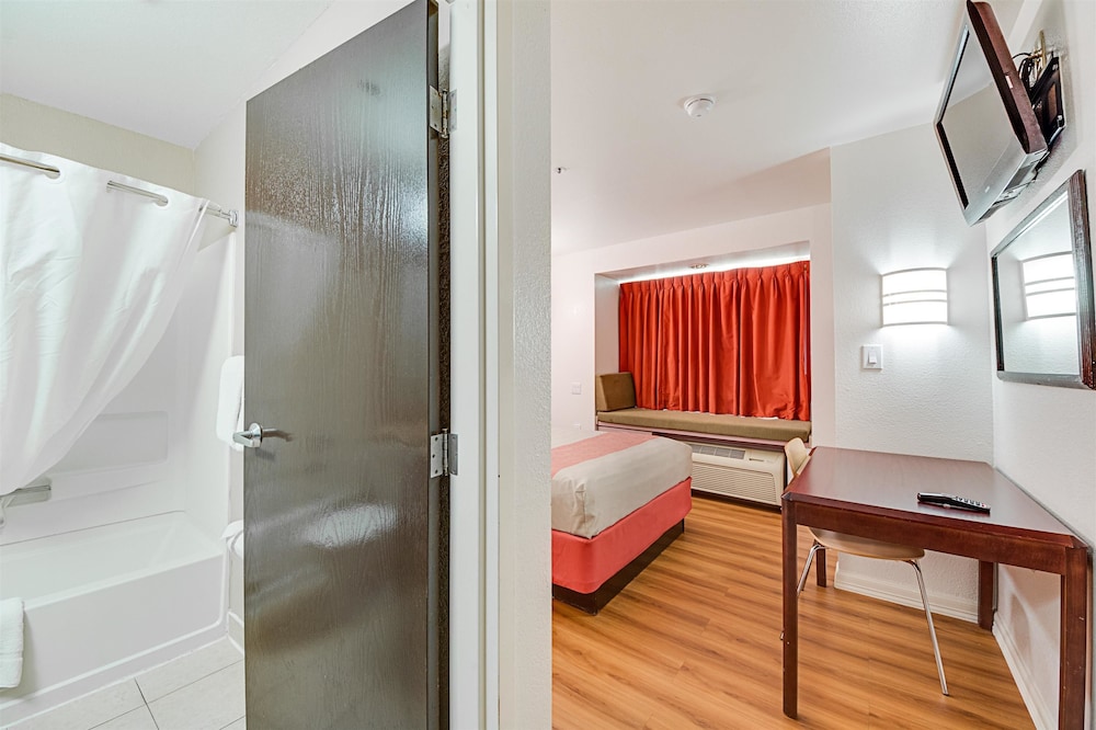 Motel6 McAllen, TX - East 30/60