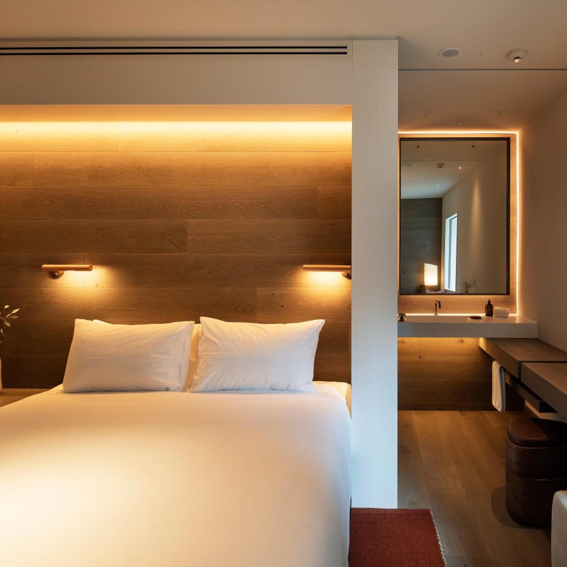 Room, King Bed, Lakeway View