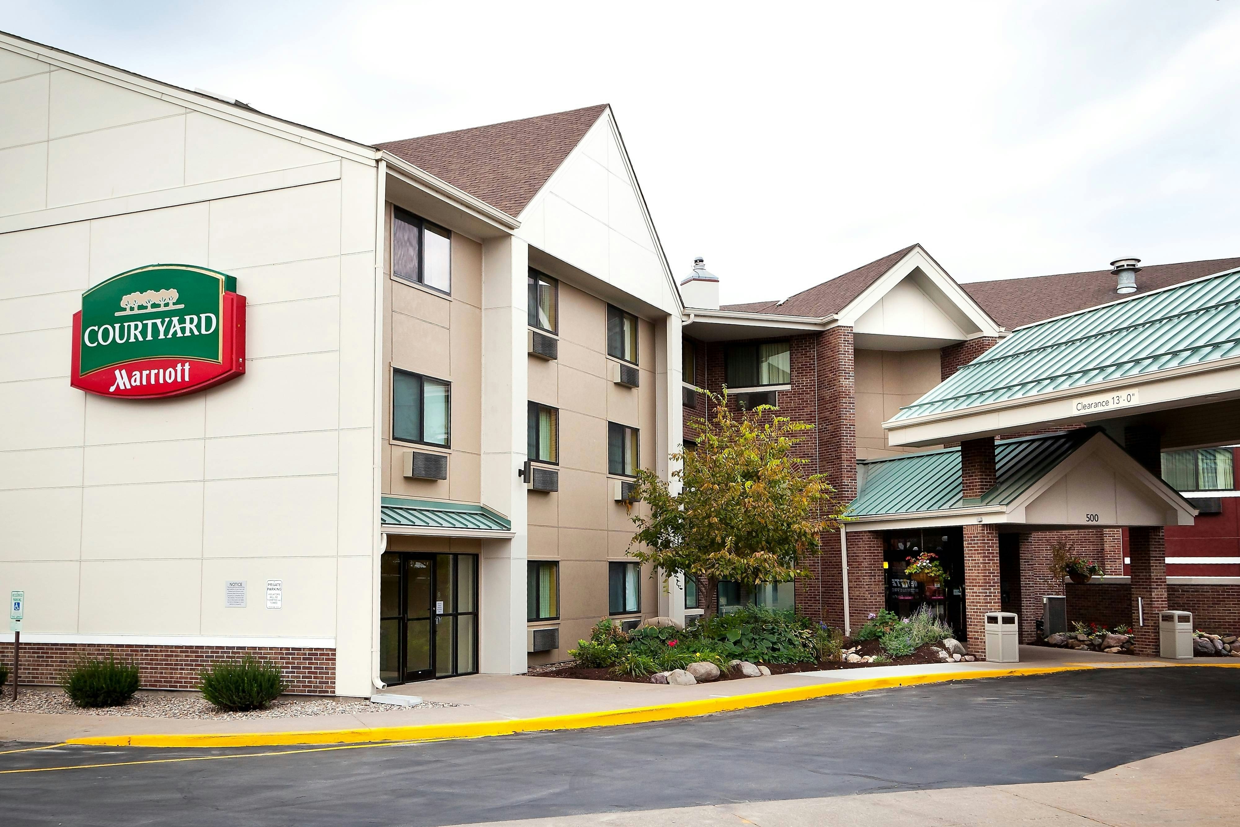 Courtyard By Marriott La Crosse 22/23