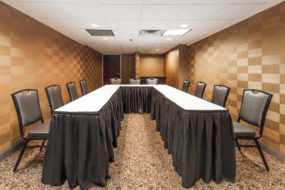 Holiday Inn Hotel And Suites Oklahoma City North 27/32