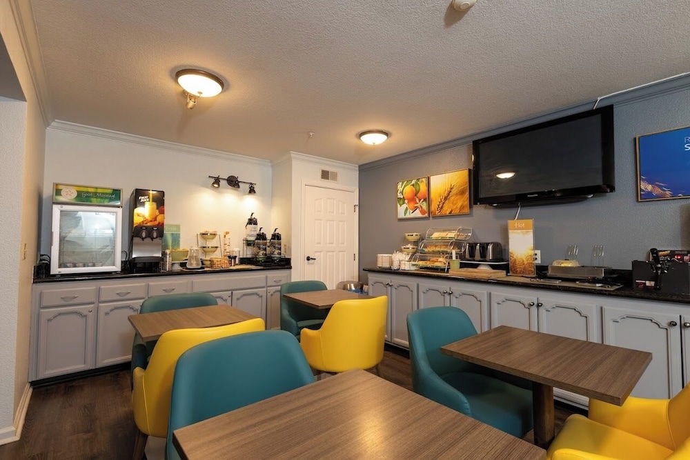 Quality Inn & Suites Tulare CA 32/50