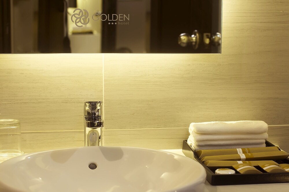 Golden Hotel 28/29