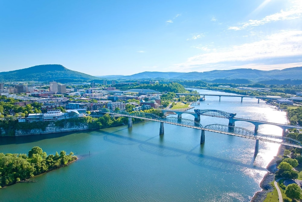 La Quinta Inn & Suites by Wyndham Chattanooga Downtown/South 56/61