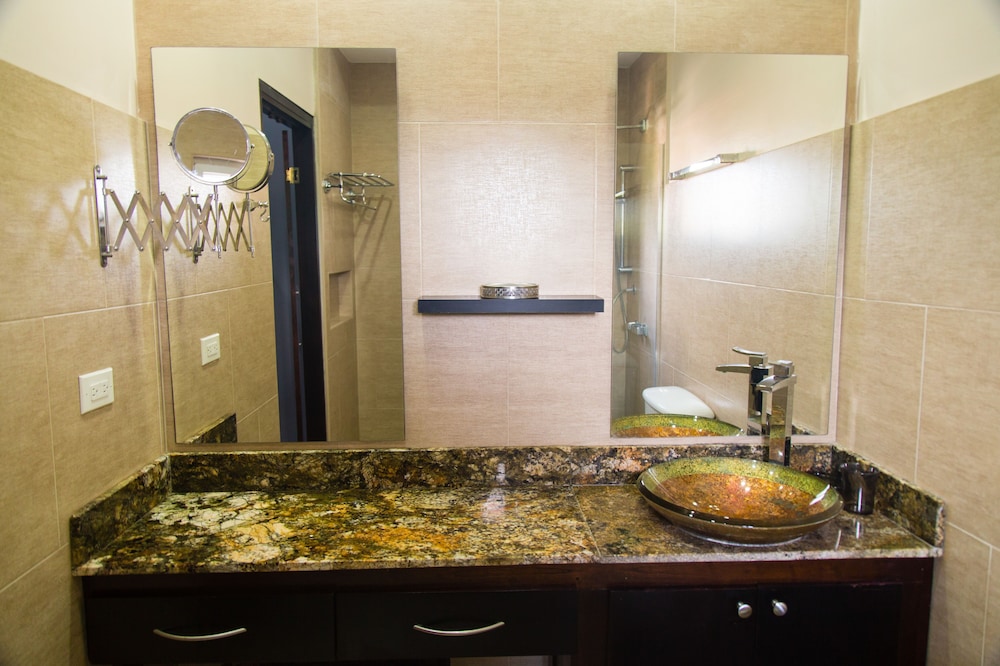New Kingston Apartment At The Palms 28/29