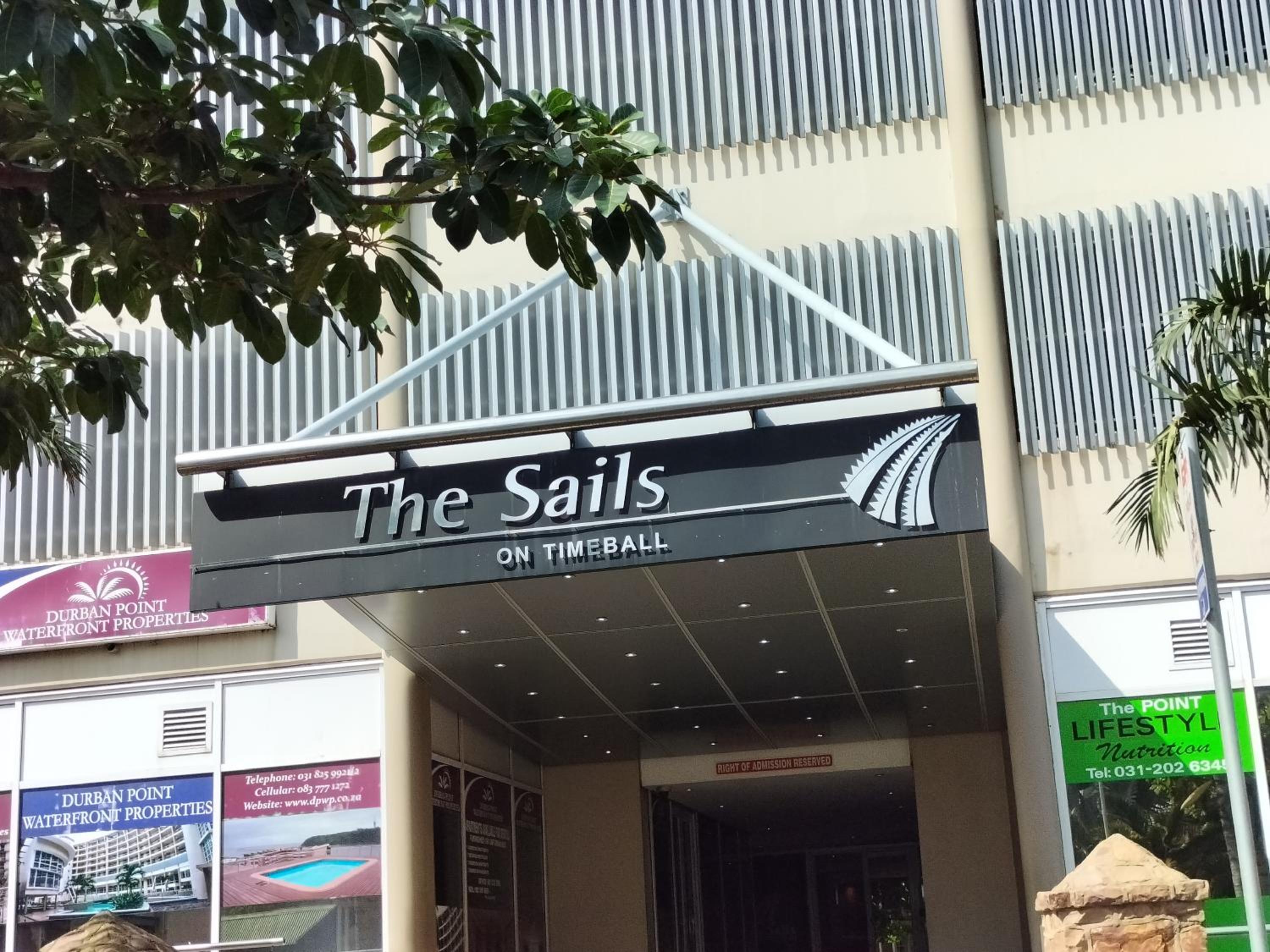 Accommodation Front The Sails 17/50