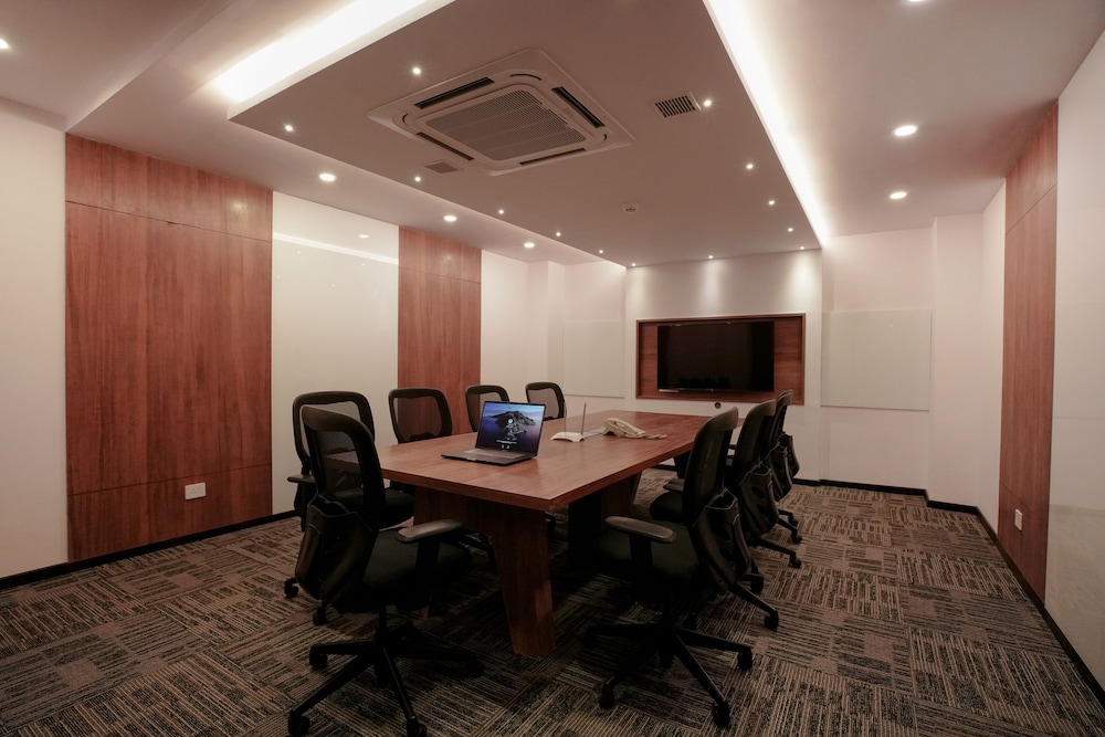 The Pommels Business Hotel 20/25