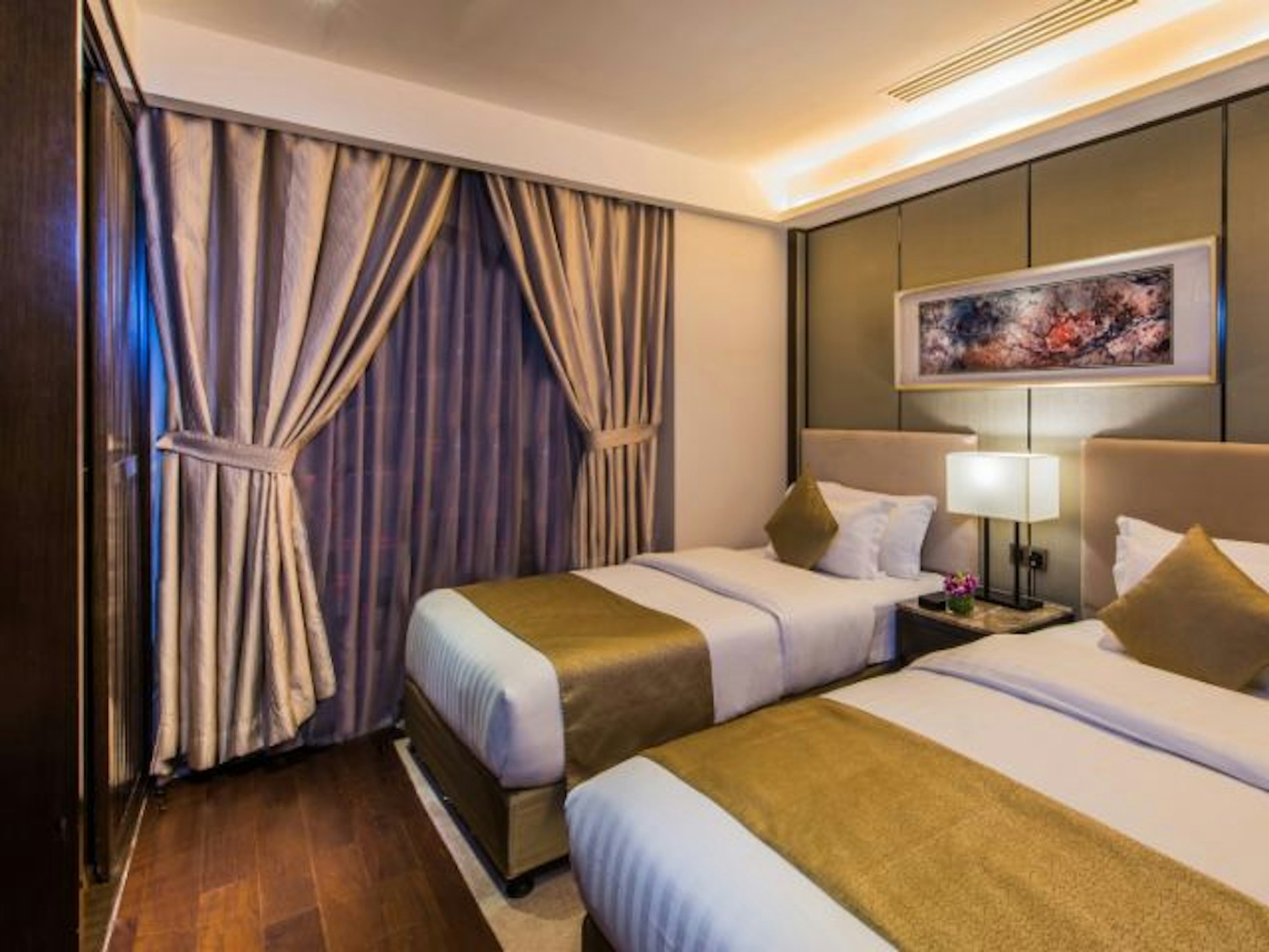 2 Bedrooms, Suite, 2 Bathrooms