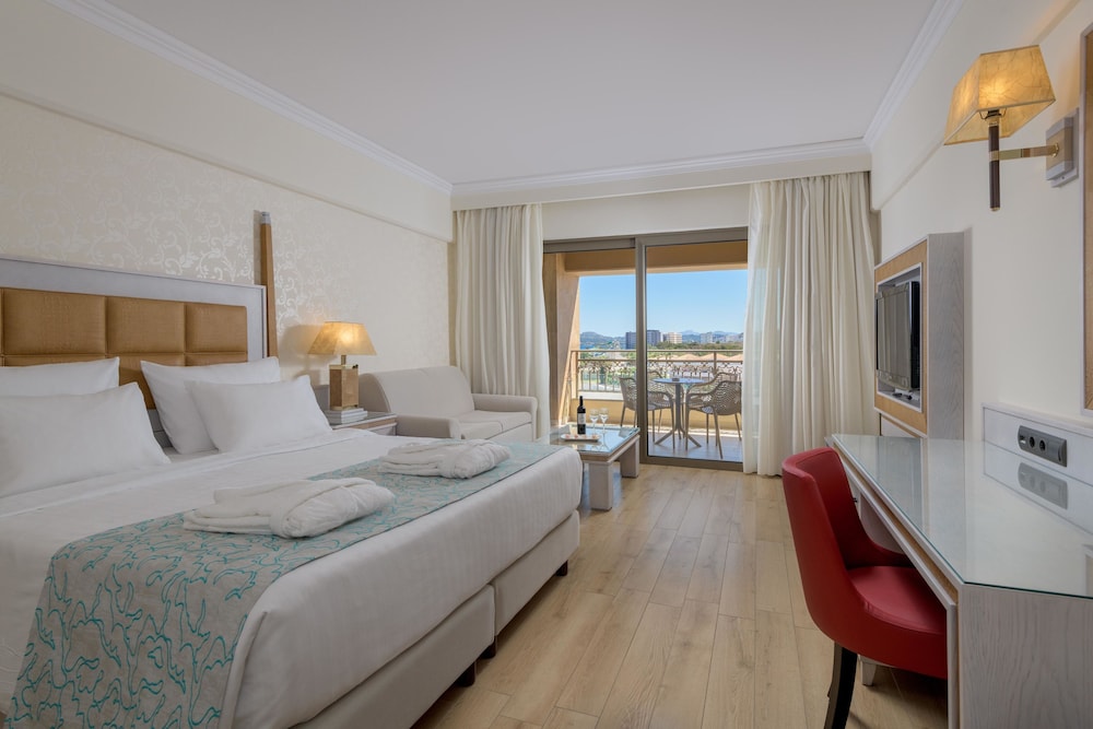 Family Suite, 2 King Beds, Lateral Side Sea View, Sofa