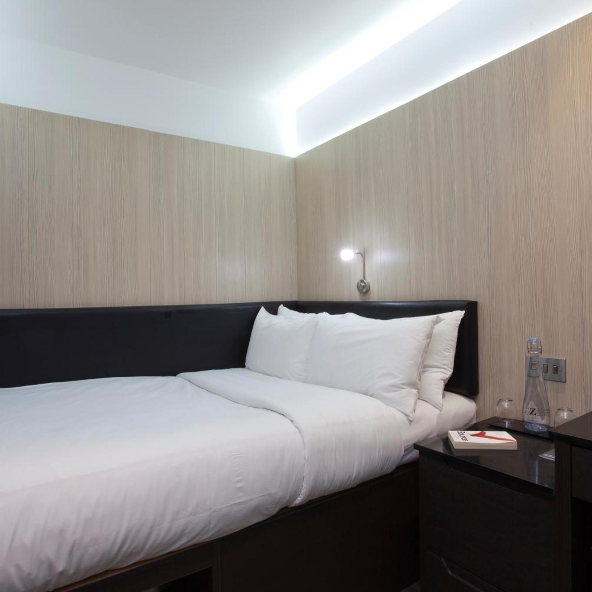 ROOM, DOUBLE BED, NO WINDOW