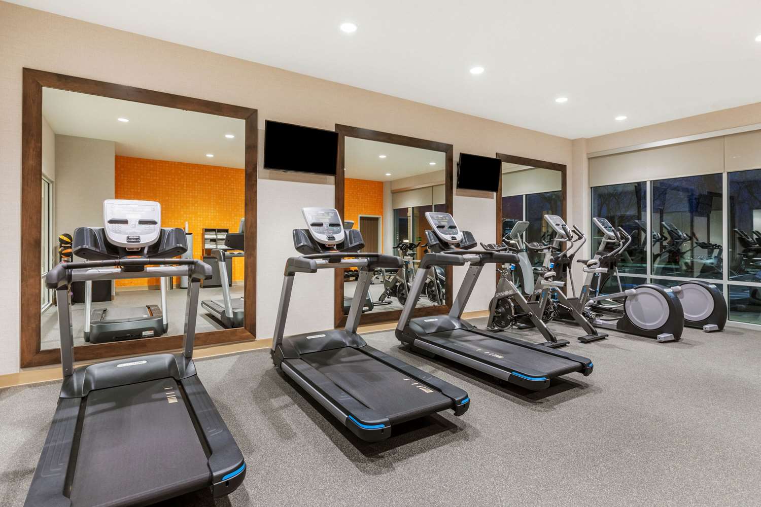 La Quinta Inn & Suites by Wyndham Kansas City Beacon Hill 24/44