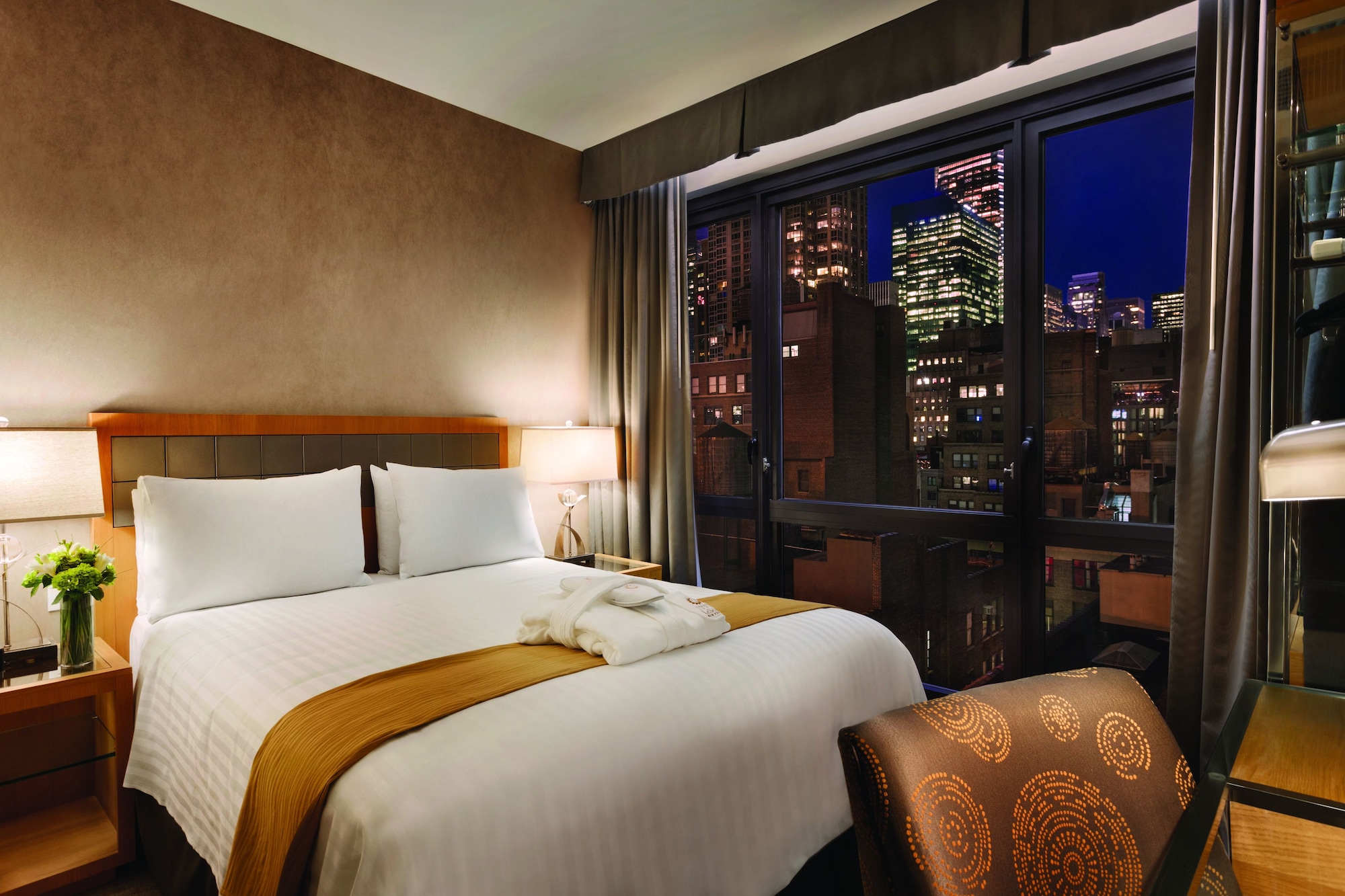 SUITE, EMPIRE BUILDING VIEW, LIVING AREA