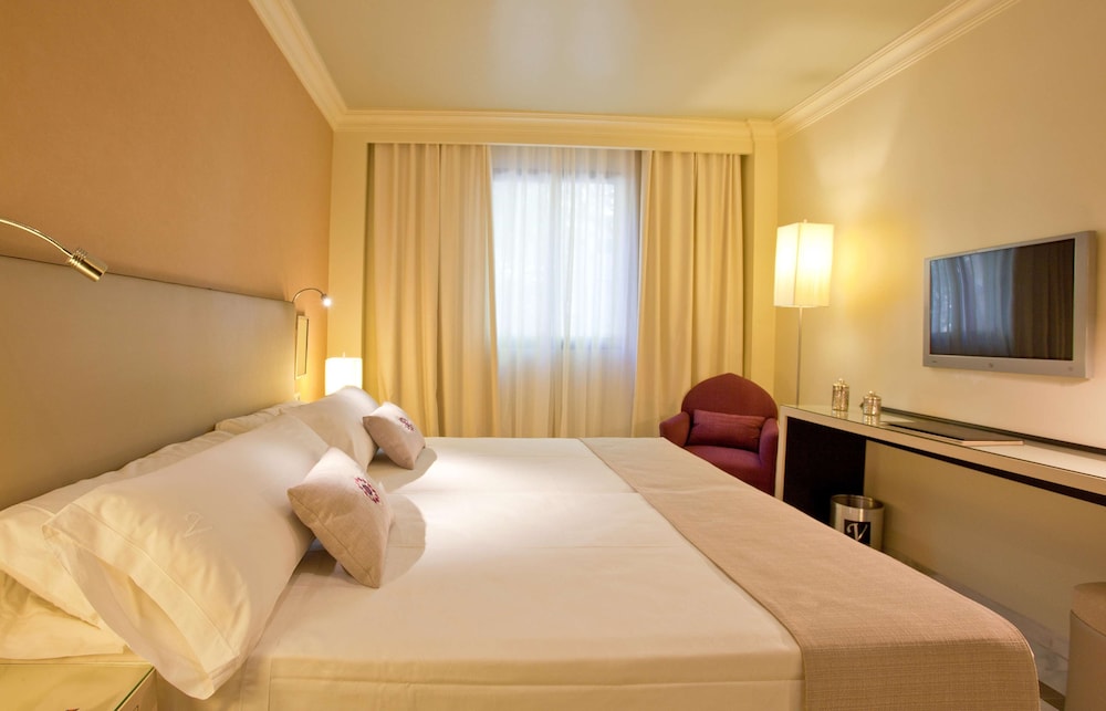 ROOM, DOUBLE BED