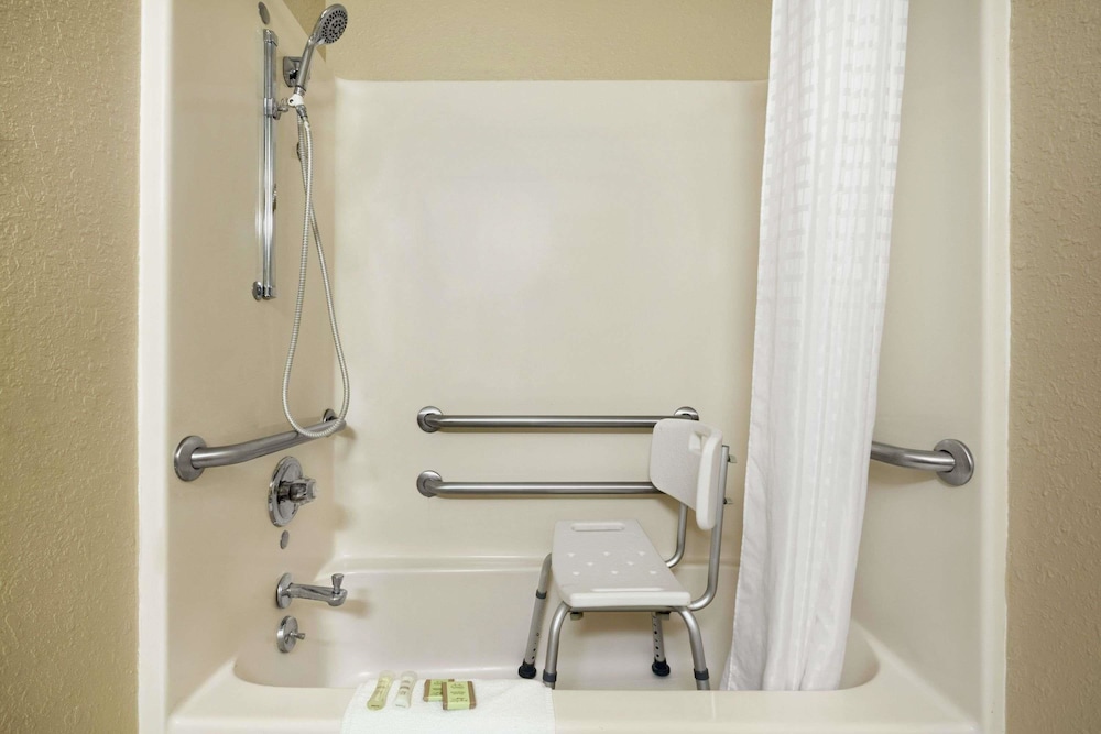 Super 8 by Wyndham Fairview Heights-St. Louis 8/25