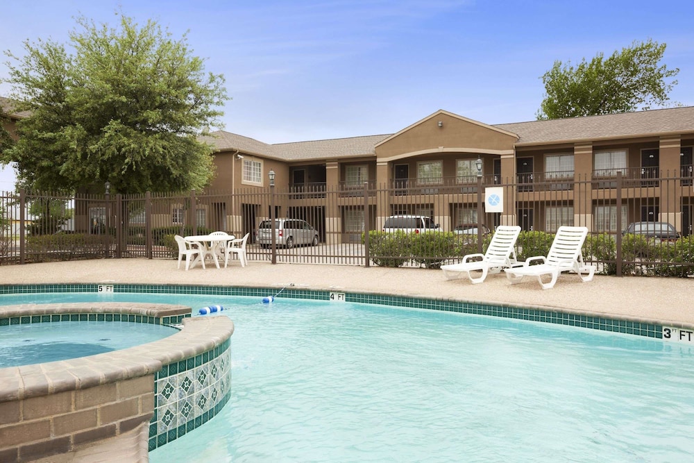 Howard Johnson by Wyndham Grand Prairie Near Lone Star Park 7/20