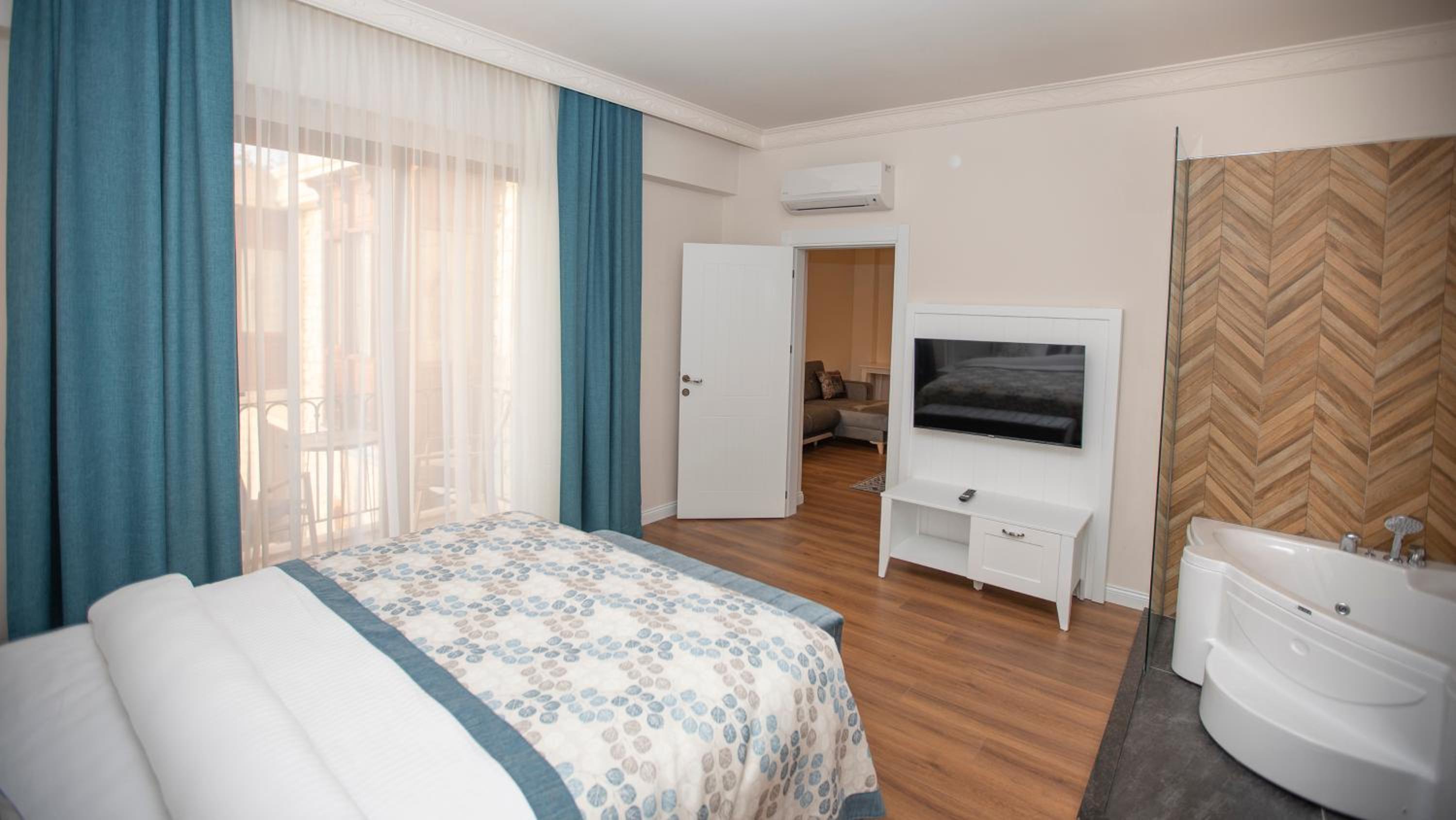 Suite, King Bed